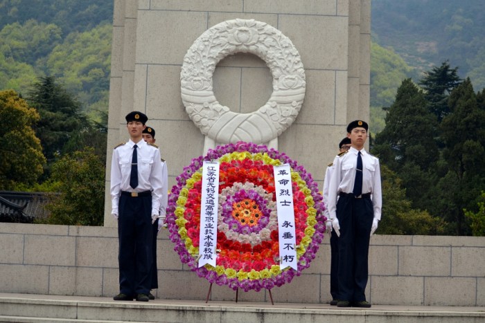 缅怀革命先烈 弘扬民族精神 ——我校组织团员青年到无锡市革命烈士陵园开展祭扫活动